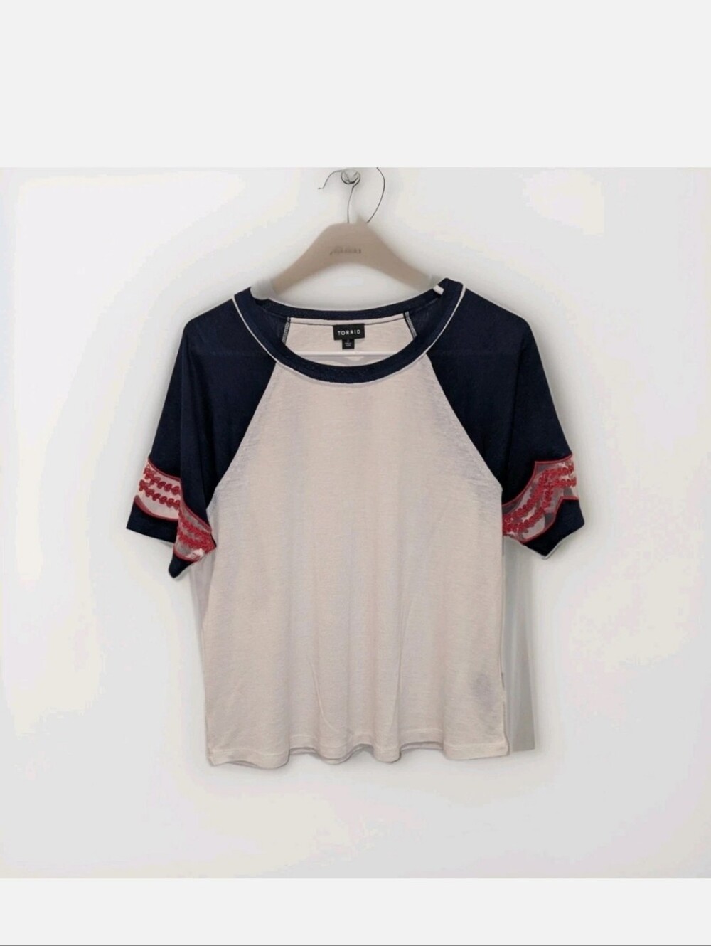 Torrid Size 0 Short Sleeve Raglan Tee in Navy and Cream with Red Accents